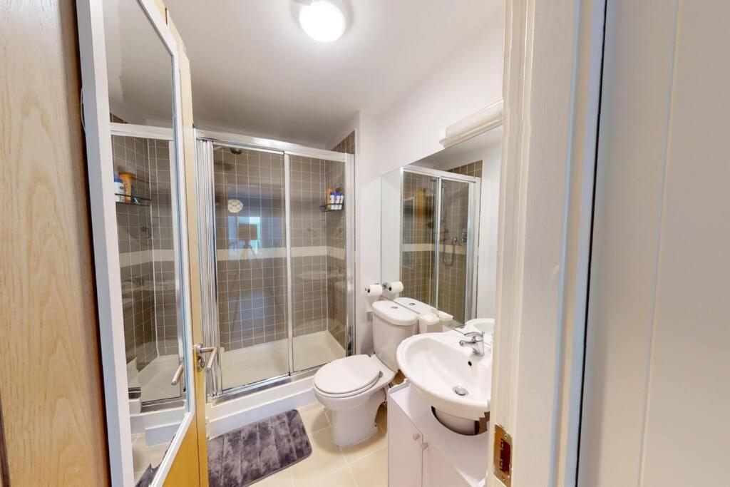 Centrally Located, Comfy 2-Bed 2-Bath Apt Дъблин Екстериор снимка